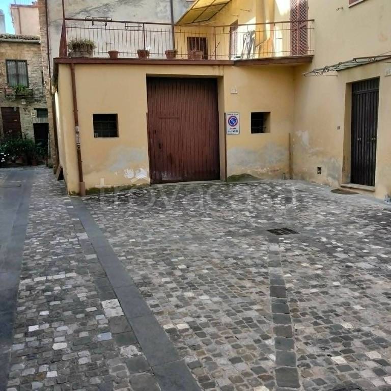 locale di sgombero in vendita a Foligno