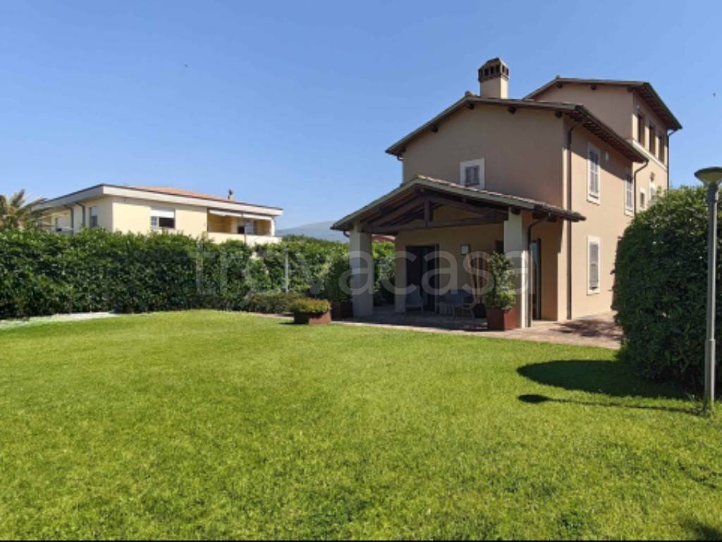 casa indipendente in vendita a Foligno