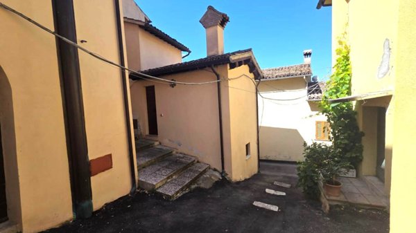 casa indipendente in vendita a Foligno in zona Scandolaro