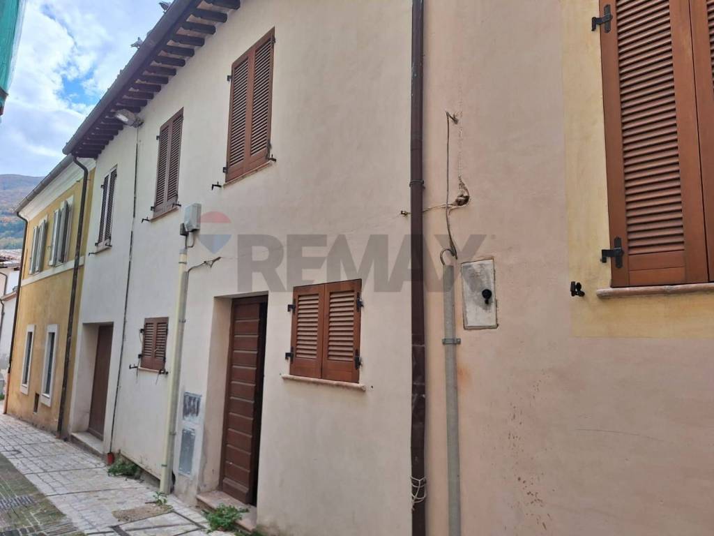 casa indipendente in vendita a Foligno in zona Altolina