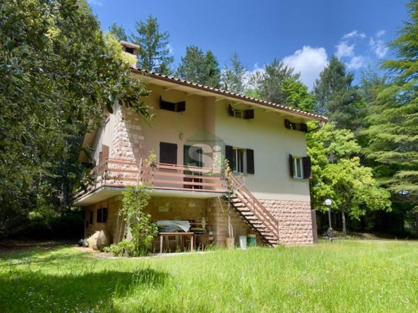 casa indipendente in vendita a Foligno in zona Colfiorito
