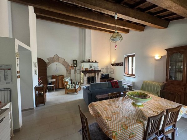 casa indipendente in vendita a Foligno in zona Serrone
