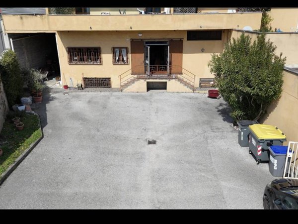 locale commerciale in vendita a Foligno