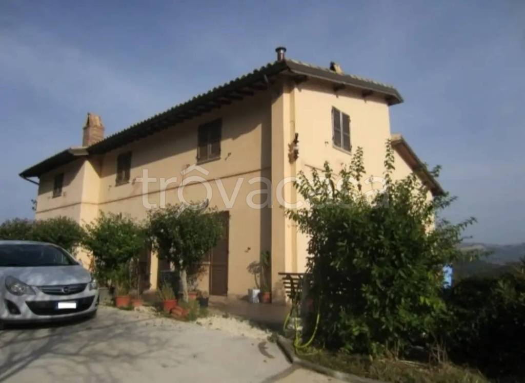 casa indipendente in vendita a Foligno