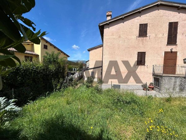 casa indipendente in vendita a Foligno in zona Vionica