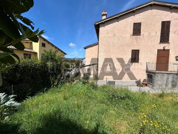 casa indipendente in vendita a Foligno in zona Vionica