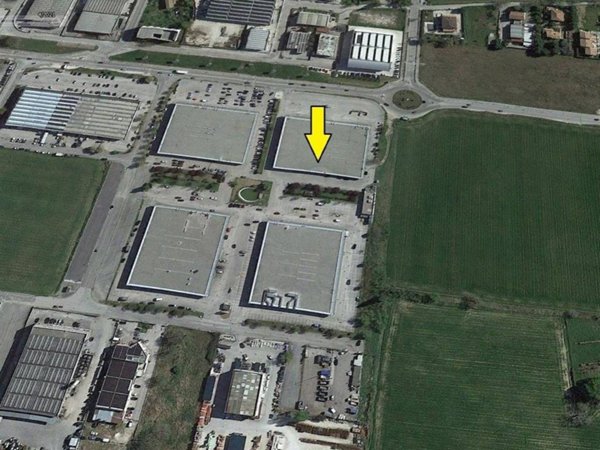 negozio in vendita a Foligno in zona Paciana