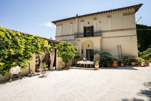 casa indipendente in vendita a Foligno in zona Colpernaco