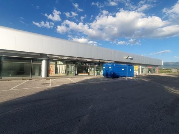 negozio in vendita a Foligno in zona Paciana