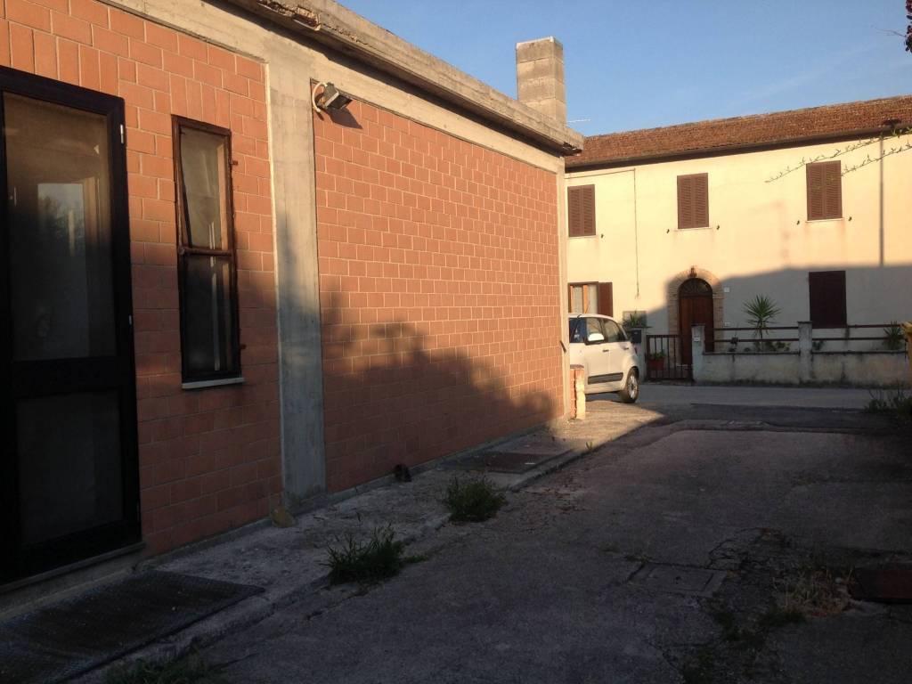 intera palazzina in vendita a Foligno in zona Corvia