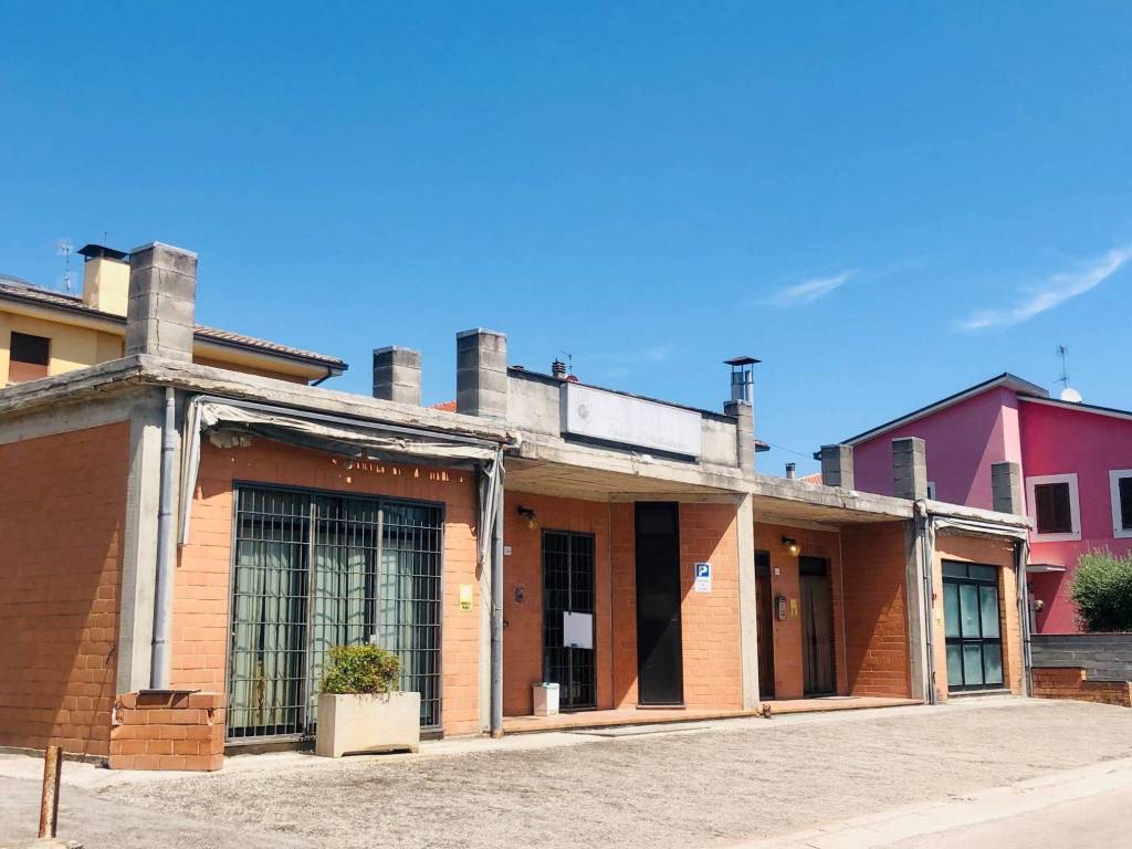 intera palazzina in vendita a Foligno in zona Corvia
