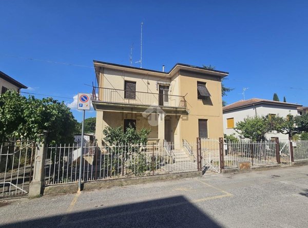 casa indipendente in vendita a Foligno in zona Sterpete