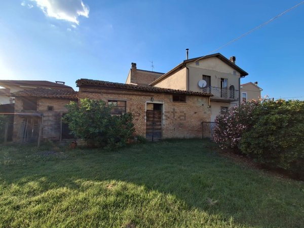 casa indipendente in vendita a Foligno in zona Sterpete
