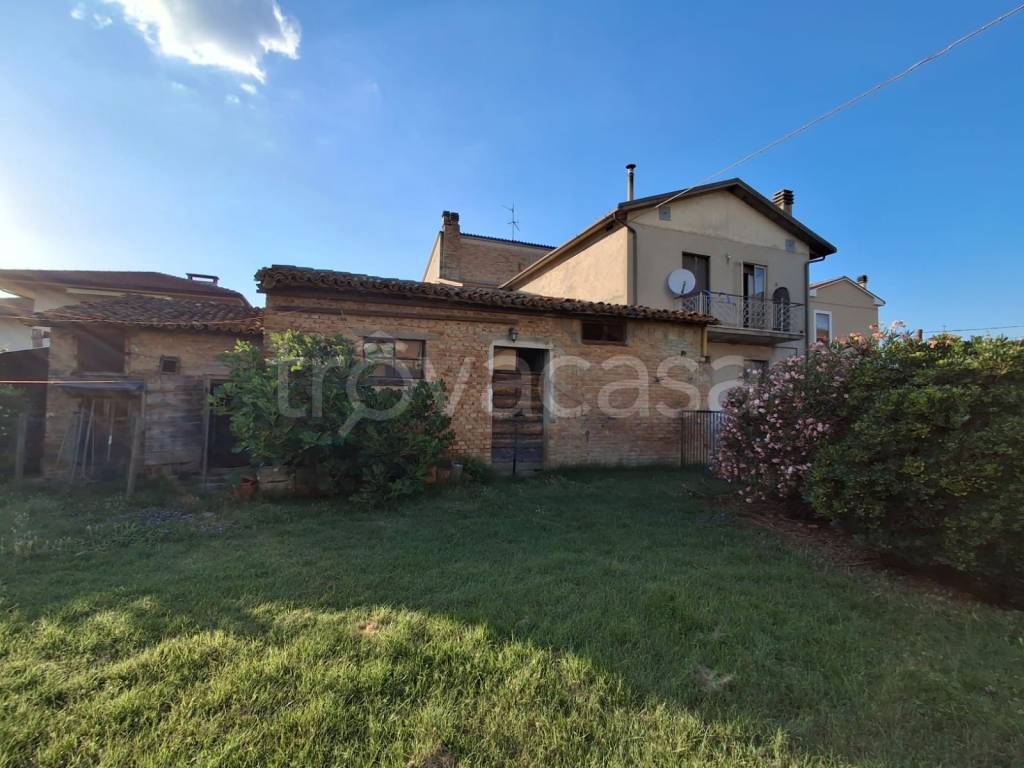 casa indipendente in vendita a Foligno in zona Maceratola