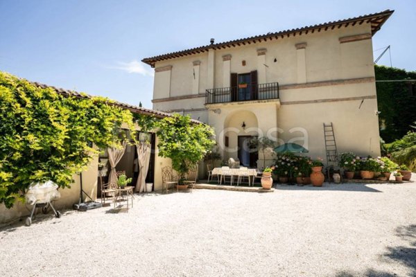 casa indipendente in vendita a Foligno in zona Colpernaco