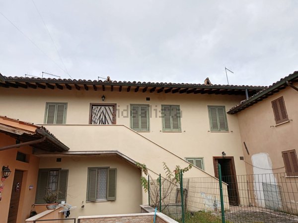 casa indipendente in vendita a Foligno in zona Verchiano