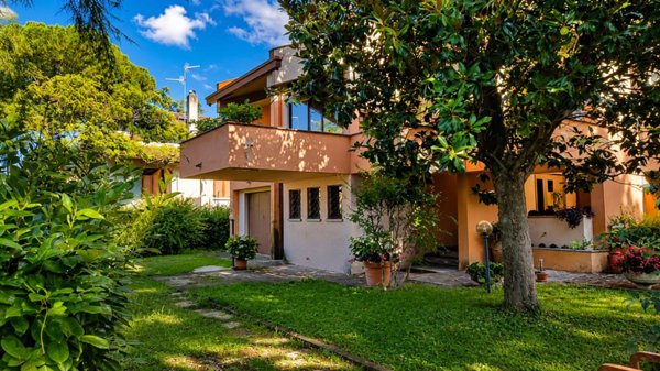 casa indipendente in vendita a Foligno in zona Sterpete