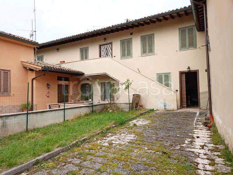 casa indipendente in vendita a Foligno in zona Verchiano