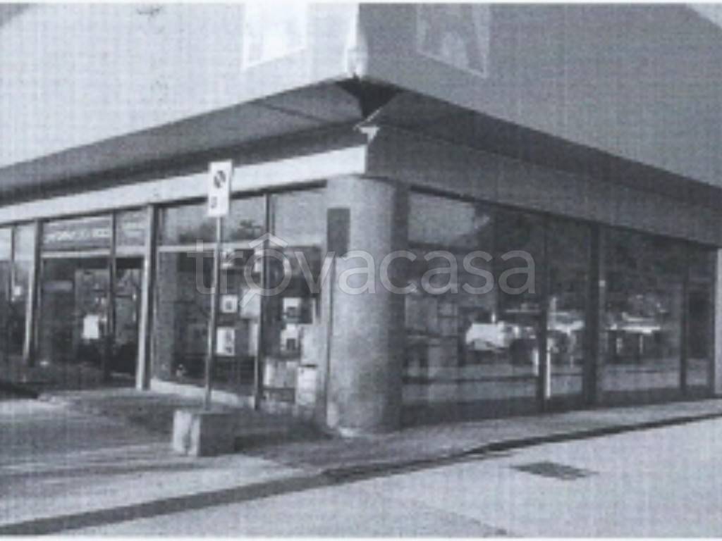 negozio in vendita a Foligno in zona Paciana