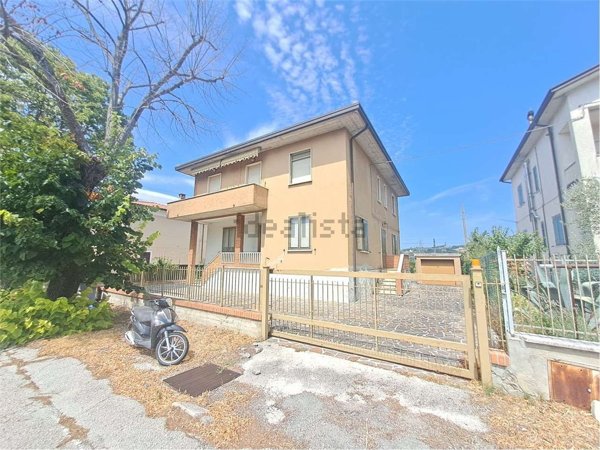 casa indipendente in vendita a Foligno