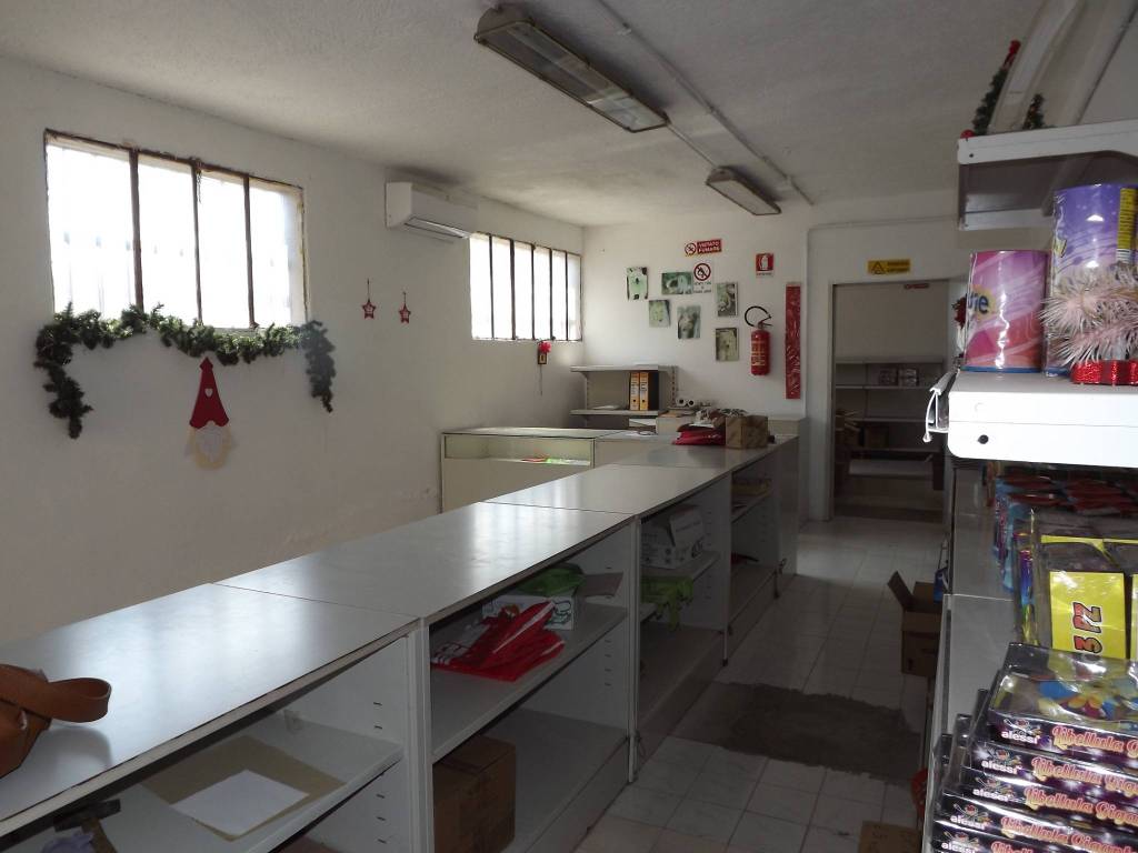 negozio in vendita a Foligno