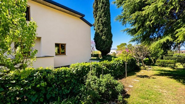 casa indipendente in vendita a Foligno in zona Colpernaco