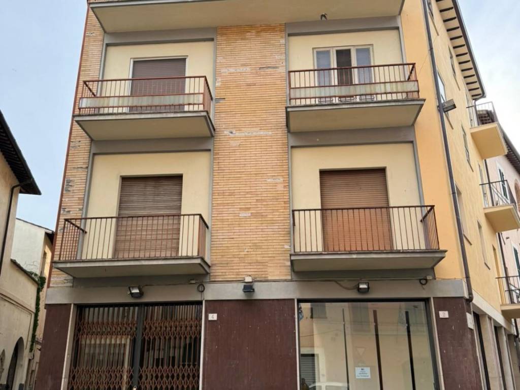 intera palazzina in vendita a Foligno in zona Montarone