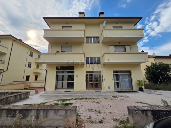 casa semindipendente in vendita a Foligno in zona Vescia