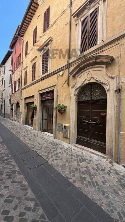 negozio in vendita a Foligno