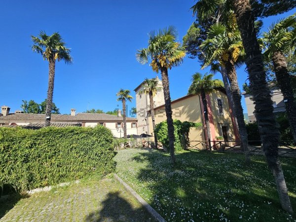 casa indipendente in vendita a Foligno in zona Sterpete