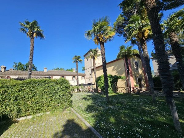 intera palazzina in vendita a Foligno in zona Sterpete