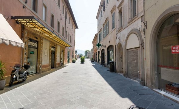 negozio in vendita a Foligno