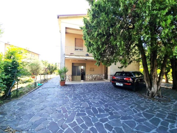 casa indipendente in vendita a Foligno in zona Sant'Eraclio