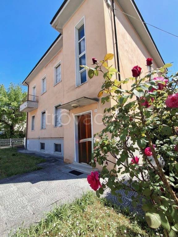 casa indipendente in vendita a Foligno in zona Sterpete