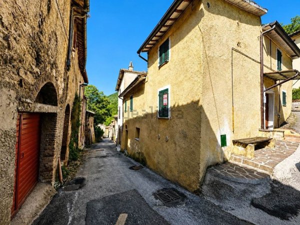 casa indipendente in vendita a Foligno in zona Sostino