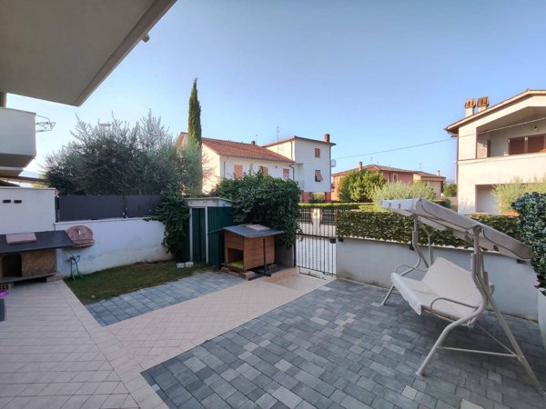 casa indipendente in vendita a Foligno in zona Scafali