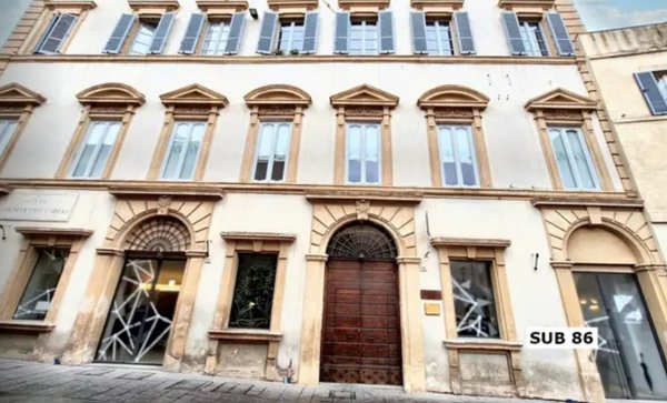 locale commerciale in vendita a Foligno
