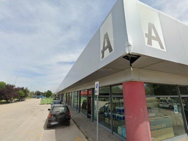 negozio in vendita a Foligno in zona Paciana