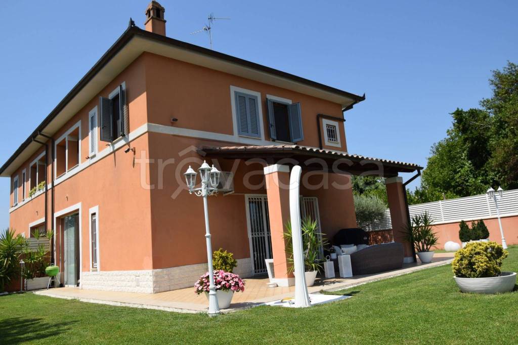 casa indipendente in vendita a Foligno