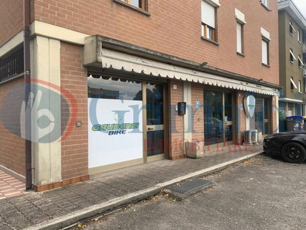 negozio in vendita a Foligno in zona Sterpete