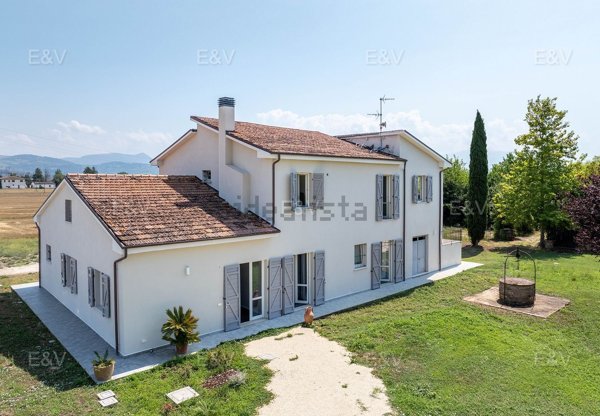 casa indipendente in vendita a Foligno