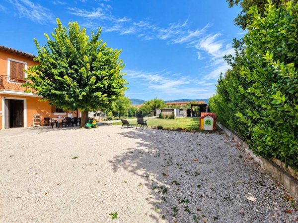 casa indipendente in vendita a Foligno in zona Borroni