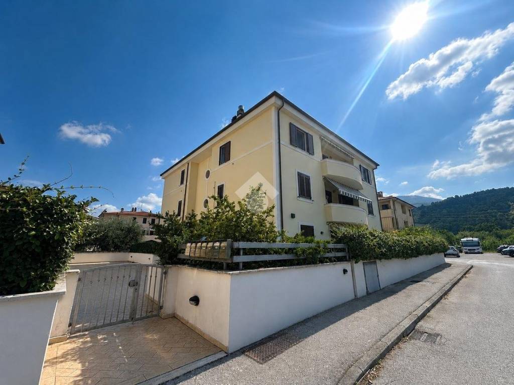 appartamento in vendita a Foligno in zona Vescia