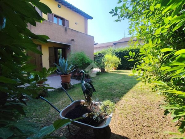 casa indipendente in vendita a Foligno