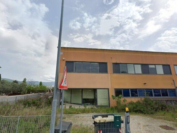 locale commerciale in vendita a Foligno in zona Paciana