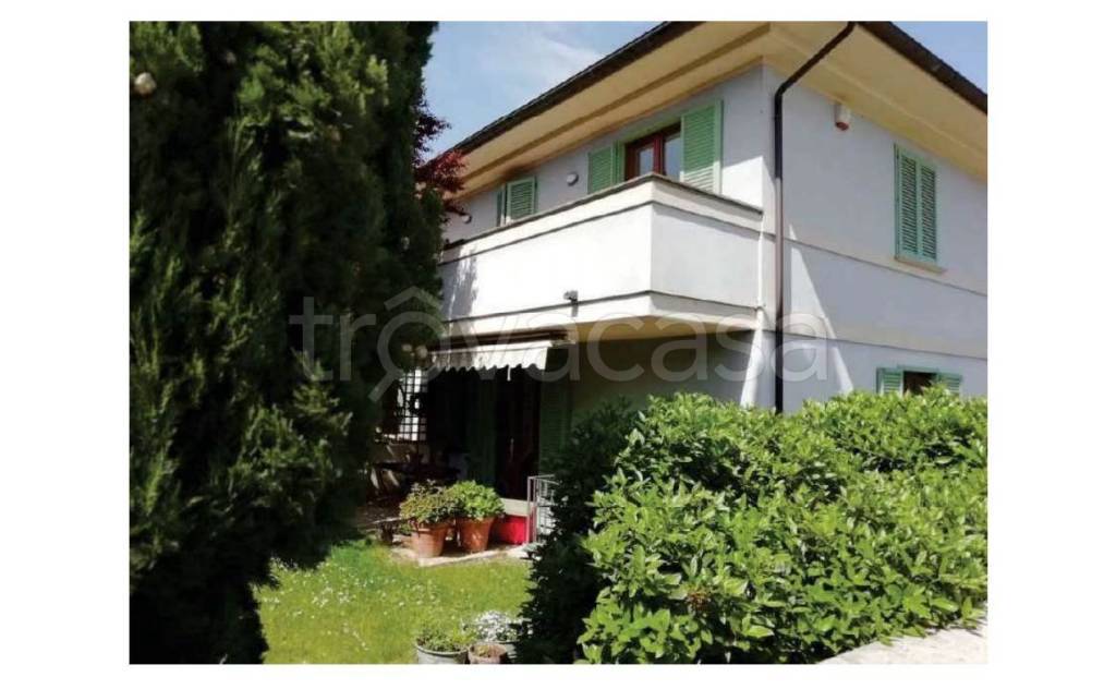casa indipendente in vendita a Foligno