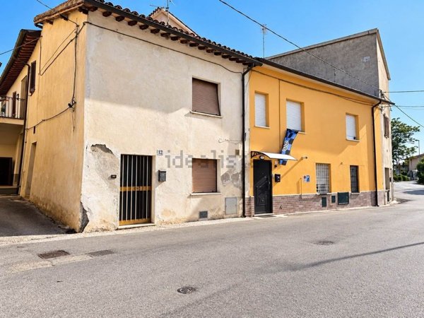 casa indipendente in vendita a Foligno in zona Vescia