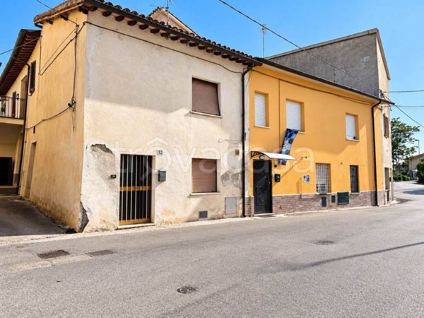 casa indipendente in vendita a Foligno in zona Vescia