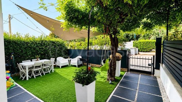 casa indipendente in vendita a Foligno in zona Colpernaco