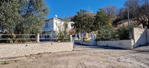 casa indipendente in vendita a Foligno in zona Vescia